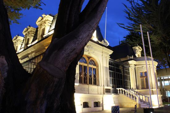 Vista exterior nocturna del museo