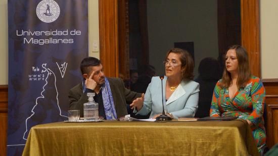 Los escritores Pavel Oyarzún, Patricia Stambuk y Rosamaría Solar presentando el libro