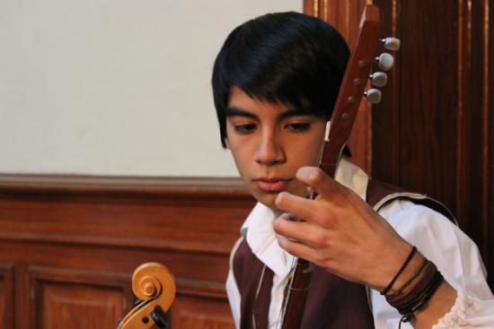 Joven interprete de la Casa Azul del Arte