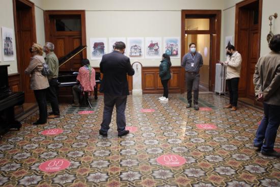 Personas al interior del patio de invierno del Museo Regional de Magallanes