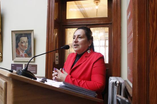  Secretaría Regional Ministeriales de la Mujer y la Equidad de Género, Alejandra Ruiz en la presentación de los resultados del proyecto "La Letra Escondida: Mujeres creadoras en los archivos de la Sociedad de Escritores del Museo Regional", dirigiendo unas palabras a la audiencia.