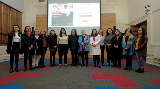 Grupo de personas posando para la foto