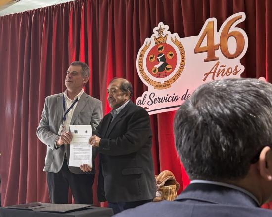 En el acto oficial de celebración de los 46 años de Laguna Blanca, el alcalde Fernando Ojeda y el director regional del Servicio Nacional del Patrimonio Cultural firmaron el convenio de colaboración el cual sostienen conjuntamente.