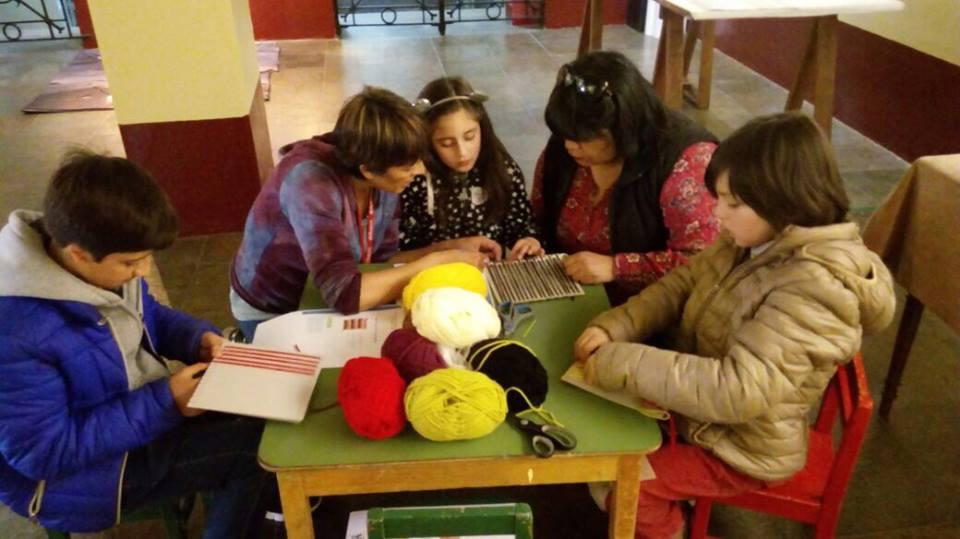 Niños jugando en el piso zócalo