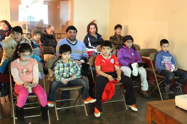 Niños disfrutando de la película Papelucho y el Marciano