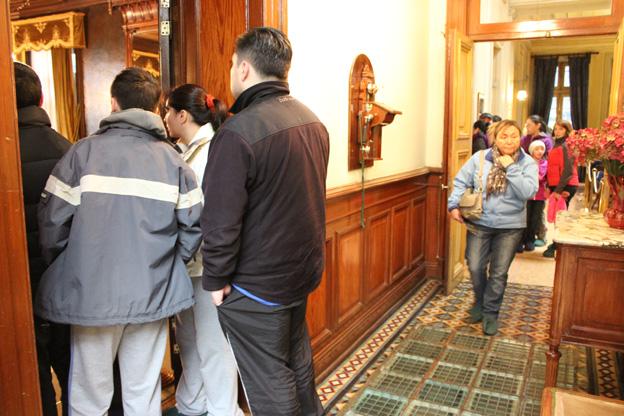 Visitante mirando el comedor
