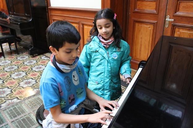 Niño tocando piano