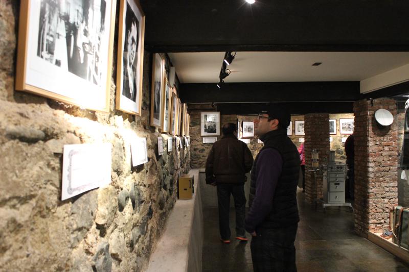 Usuario mirando la exposición del Servicio Salud Usuario mirando la exposición del Servicio Salud