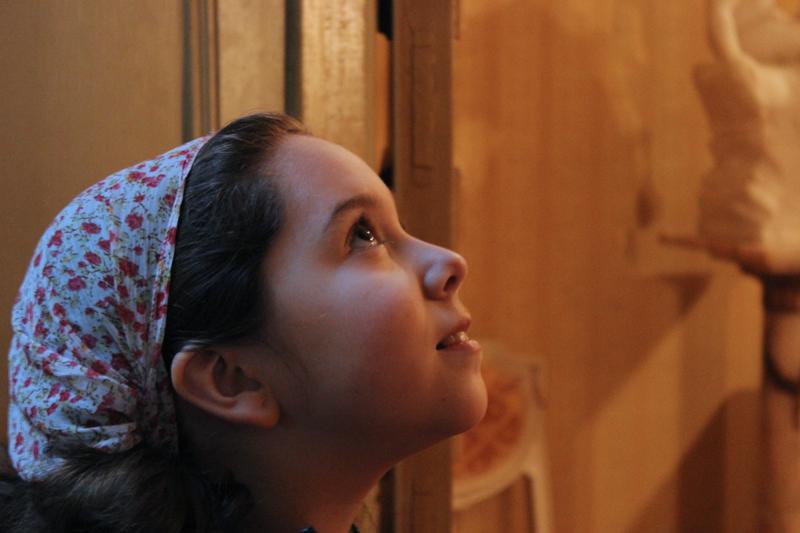Niña observando el Salón de Música del Museo. Niña observando el Salón de Música del Museo.