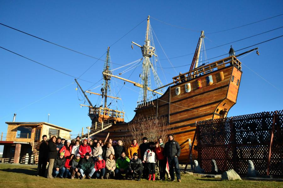 Integrantes visitando Nao Victoria