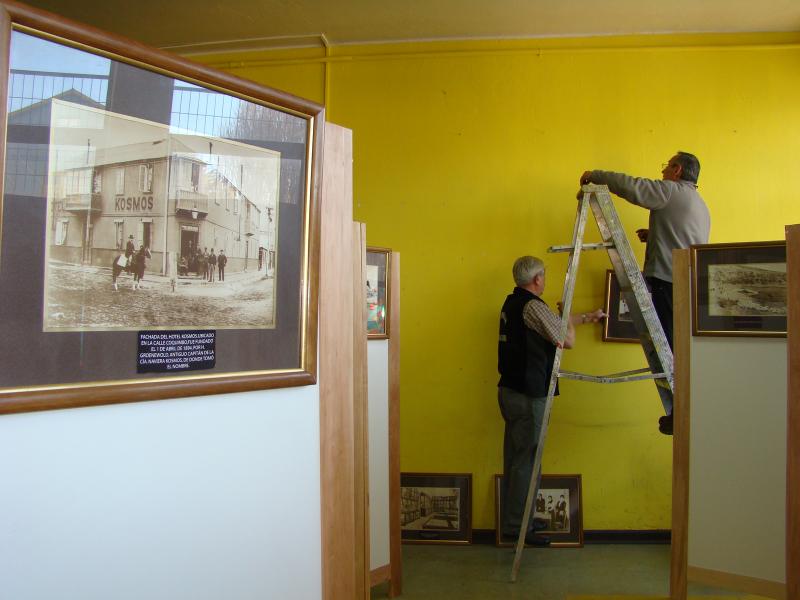 Montaje de exposición en liceo Sara Braun.