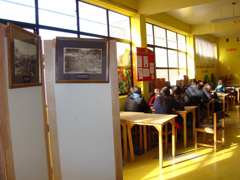 Alumnos en sala de exposición en liceo Sara Braun.