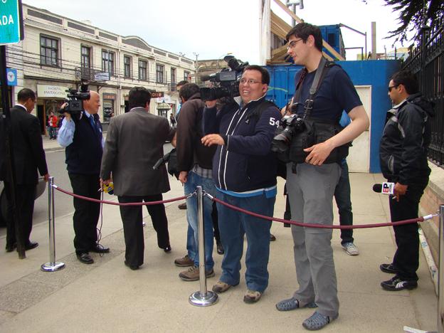 Los medios de comunicación regionales esperan al Presidente.