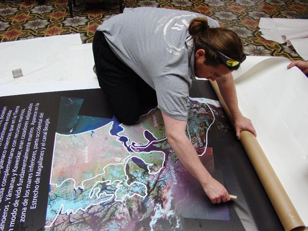 Prefesional pegando la gráfica Prefesional pegando la gráfica