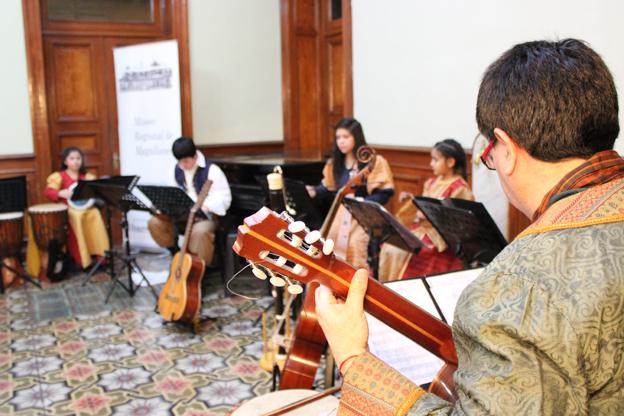 Alumnos interpretando una pieza musical