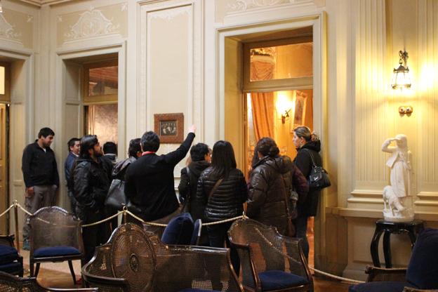 David Tabilo haciendo la guía a los funcionarios