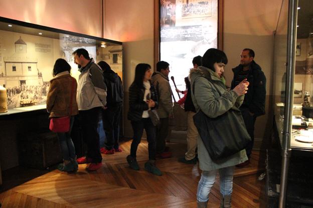 Funcionarios en la Sala Primero Colonos