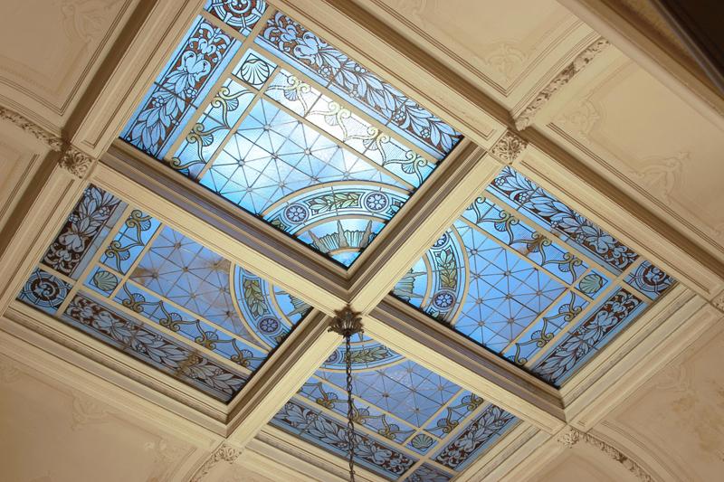 Tragaluz ubicado en el hall de acceso