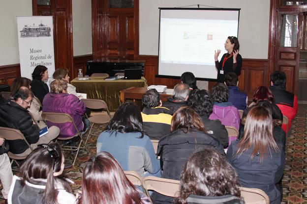 Directora Paola Grendi exponiendo material Eduka
