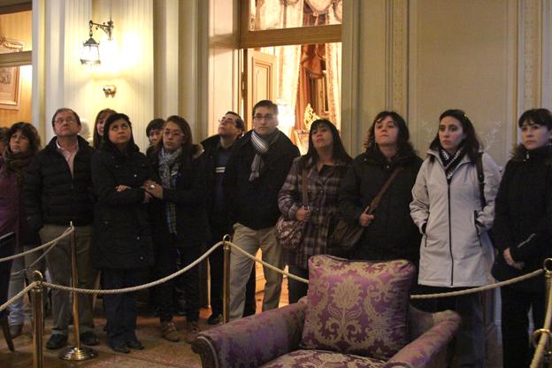 Profesores escuchando la Charla ofrecida por la Sra. María Gómez