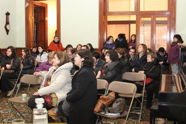 Profesores mirando y escuchando la charla