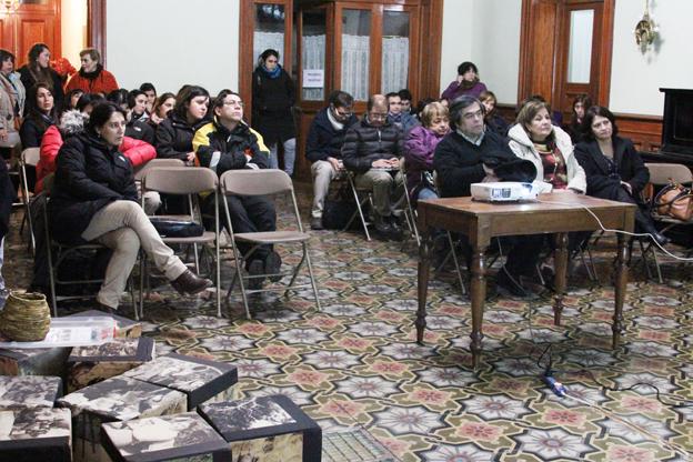 Profesores observando material Eduka.