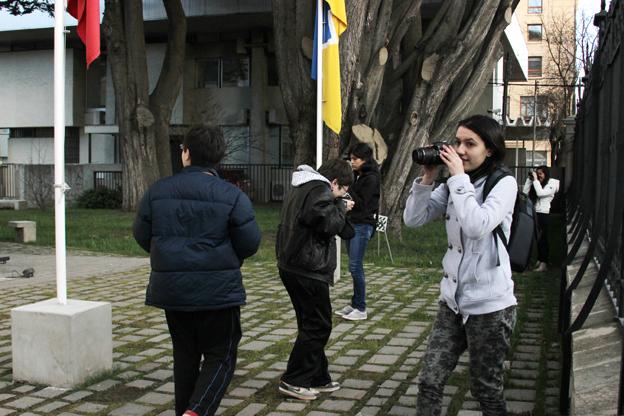 Jóvenes trabando en el frontis del Museo