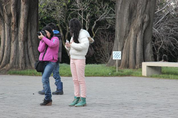 Niñas practicando en el patio del Museo