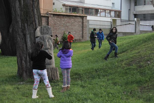 Haciendo prácticas de fotografía en el patio del Museo