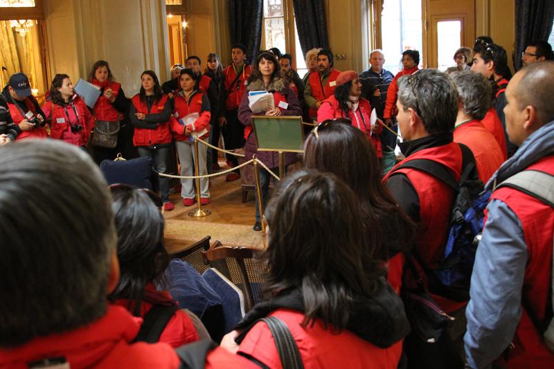Profesores concentrados en el Hall de acceso