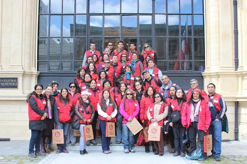 Grupo de profesores en el frontis del museo