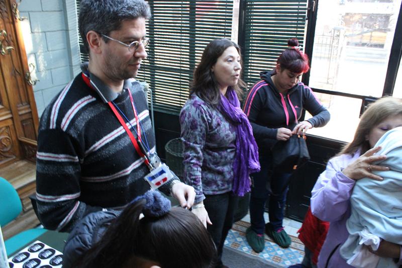 Directora Paola Grendi recibiendo a los usuarios en el Hall de acceso del Museo Directora Paola Grendi recibiendo a los usuarios en el Hall de acceso del Museo