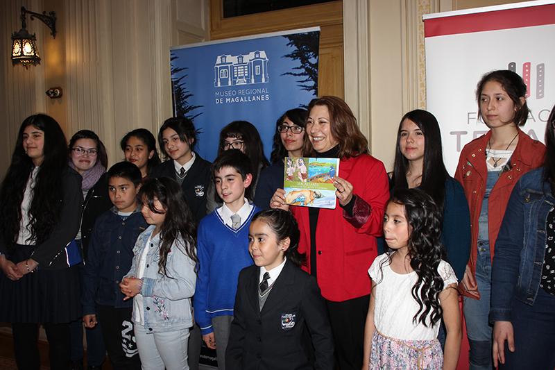 Directora del MRM y los premiados