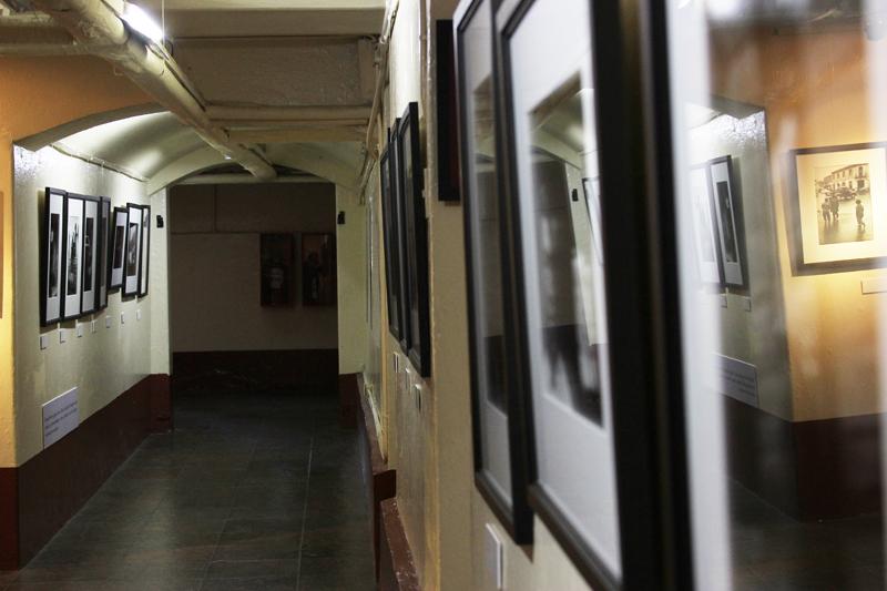 Cuadros en exhibición en el zócalo del museo