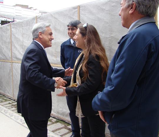 La directora del museo, Paola Grendi, da la bienvenida al Presidente.