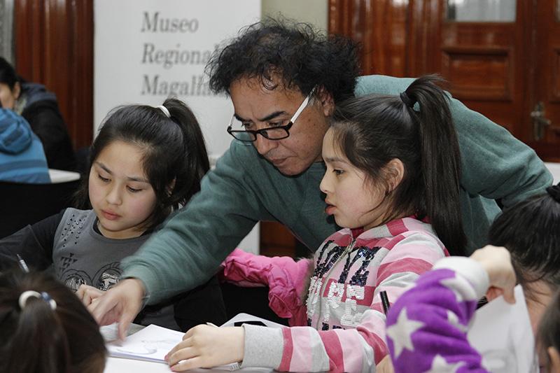 Profesor enseñando a sus pupilos