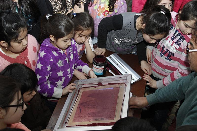 Niños realizando serigrafia