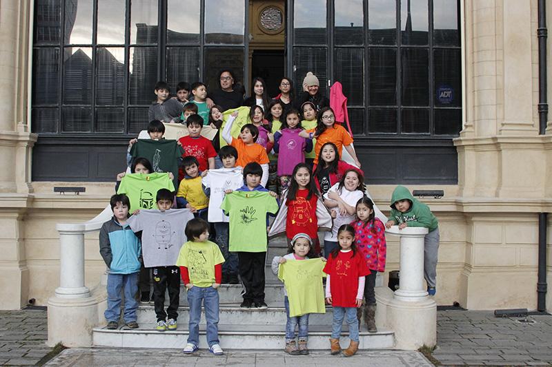 Niños mostrando sus trabajos