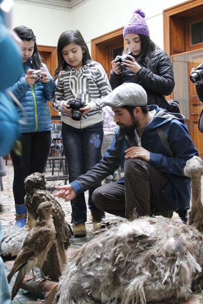 Sebastian Saiter haciendo una descripción de la aves