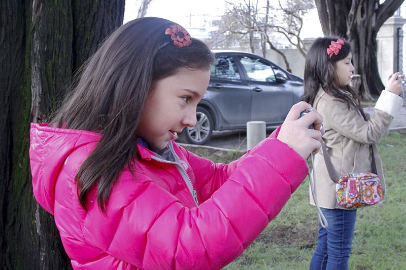 Niñas haciendo fotos