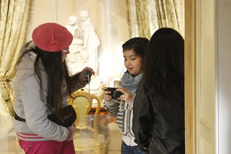 Niñas platicando en el salon dorado