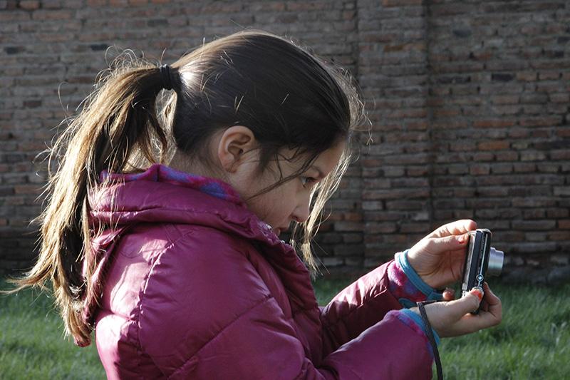 Niña concentrada en la foto