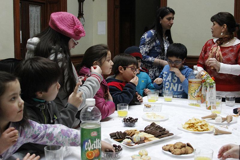 Niños disfrutando de una once despedida