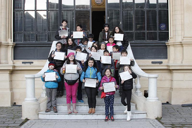 Niños mostrando su mejor foto del curso.