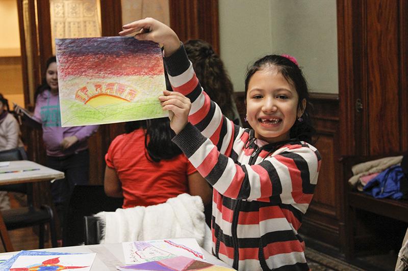 Niña mostrando su pintura