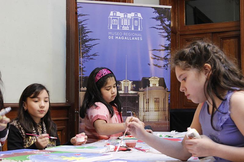 Niñas trabajando en sus pinturas