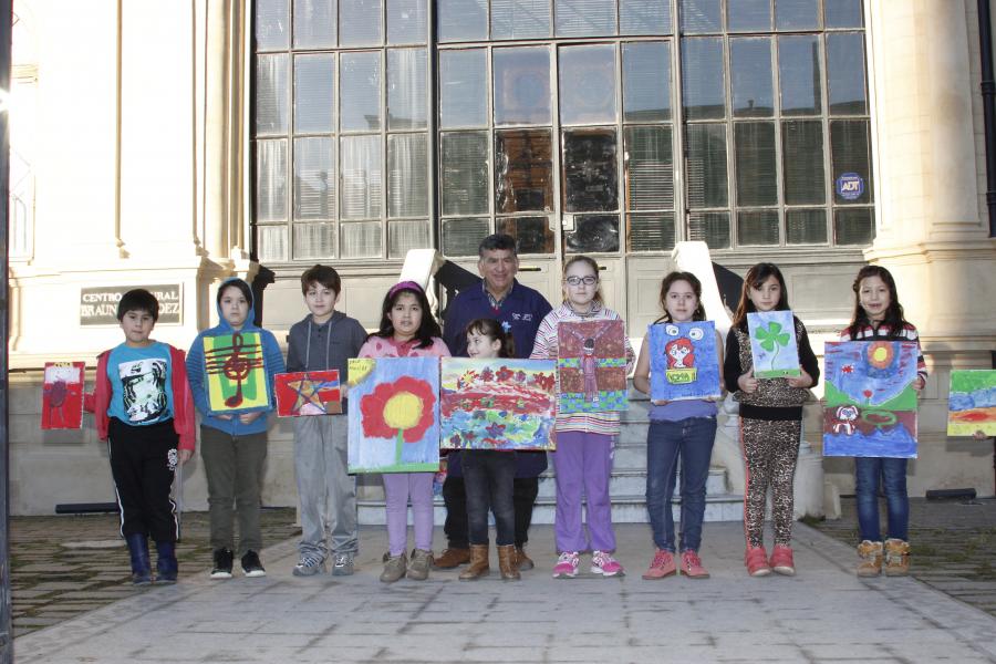 Niños mostrando sus trabajos