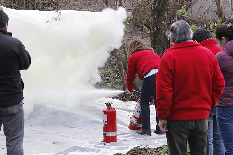 Paola González percutando el extintor