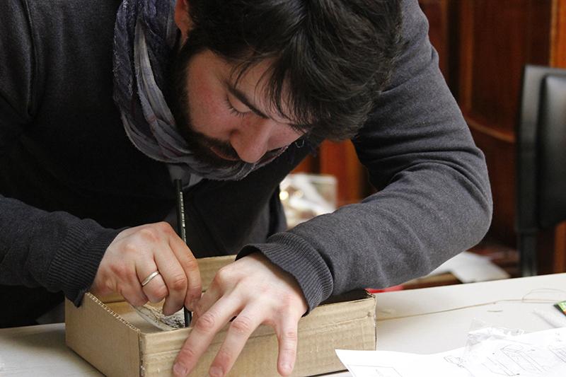 David Tabilo trabajando en su caja.