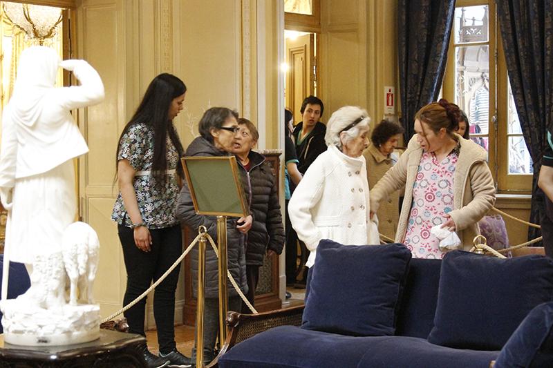 Adultos mayores en el Hall Central